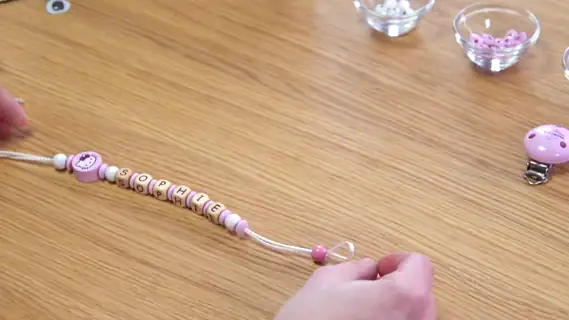 Videoanleitung Schnullerkette basteln